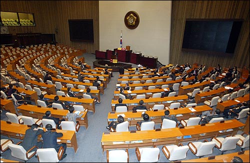 지난 2005년 12월 9일 한나라당이 사학법 개정안 국회 통과에 항의하며 본회의장 철야농성을 벌이고 있다.